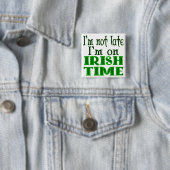 Badge Carré 5 Cm Irish Time Drôle Dire (En situation)