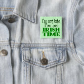 Badge Carré 5 Cm Irish Time Drôle Dire Pinback (En situation)