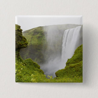 Badge Carré 5 Cm Islande. La cascade de Skogarfoss plonge sur une