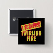 BADGE CARRÉ 5 CM J'AI SURVÉCU AU FEU DE TWIRLING (Devant & derrière)