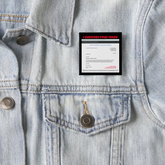 Badge Carré 5 Cm J'ai survécu quatre ans par RoseWrites Button (En situation)