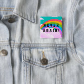 BADGE CARRÉ 5 CM JAMAIS PLUS (En situation)