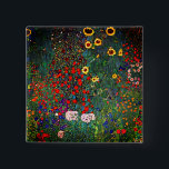 Badge Carré 5 Cm Jardin aux fleurs Gustav Klimt<br><div class="desc">Bouton représentant la peinture à l’huile de Gustav Klimt Jardin avec tournesols (1907). Un beau jardin de tournesols et de belles fleurs bleues,  rouges,  violettes,  roses et blanches. Un grand cadeau pour les amateurs d'art Art Nouveau et autrichien.</div>