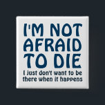BADGE CARRÉ 5 CM JE N'AI PAS PEUR DE MOURIR FUNNY DIRE<br><div class="desc">Je n'ai pas peur de mourir. Je ne veux tout simplement pas être là quand ça arrivera. Dit amusant et citation humoristique,  et plaisanterie spirituelle. Faites une déclaration drôle avec cette citation stupide d'une ligne. Discours amusant avec un peu de pensée braineuse. Texte en bleu foncé et entièrement personnalisable.</div>