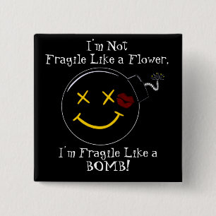 Badge Carré 5 Cm "Je ne suis pas fragile comme une fleur..." Bouton