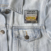 Badge Carré 5 Cm Je pense qu'on va avoir besoin d'un gâteau d'anniv (En situation)