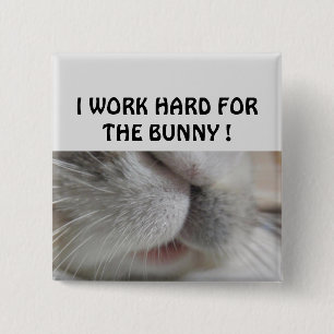 Badge Carré 5 Cm Je travaille dur pour le lapin
