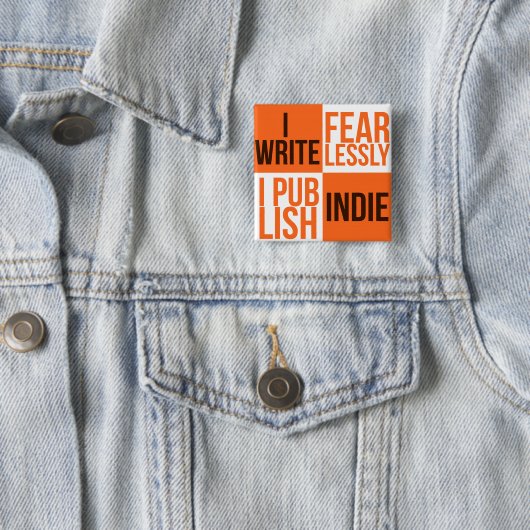 BADGE CARRÉ 5 CM J'ÉCRIS COURAGEUSEMENT, J'ÉDITE INDÉPENDANT (LE (En situation)