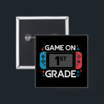 Badge Carré 5 Cm Jeu En 1Ère Année Retour À L'École Amusant Gamer<br><div class="desc">Jeu En 1Ère Année Retour À L'École Amusant Gamer</div>