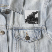 Badge Carré 5 Cm Jeune éléphant attrapé dans un piège (En situation)