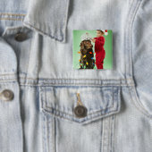 Badge Carré 5 Cm Jeune garçon enroulant des lumières de Noël autour (En situation)