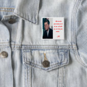 Badge Carré 5 Cm JFK & Citation de Ne Pas Demander (En situation)