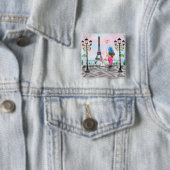 Badge Carré 5 Cm Jolie femme à Paris Button avec la Tour Eiffel (En situation)