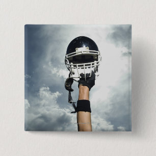 Badge Carré 5 Cm Joueur de football tenant le casque en air