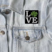Badge Carré 5 Cm Jour de la Saint Patrick LOVE avec shamrock (En situation)
