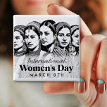 Badge Carré 5 Cm Journée internationale de la femme | Bouton du 8 m<br><div class="desc">Le 8 mars est le bouton Journée internationale de la femme. Art numérique représentant des femmes indiennes multiculturelles.</div>