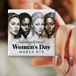 Badge Carré 5 Cm Journée internationale de la femme | Bouton du 8 m<br><div class="desc">Le 8 mars est le bouton Journée internationale de la femme. Art numérique représentant des femmes multiculturelles.</div>