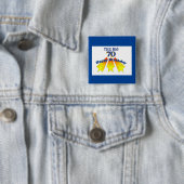 Badge Carré 5 Cm Joyeux anniversaire 70e bouton (En situation)