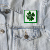 Badge Carré 5 Cm Joyeux Shamrock de la Saint-Patricks (En situation)