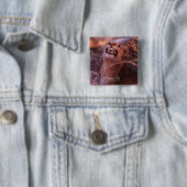 Badge Carré 5 Cm Joyeux Tau, Lion Cub souriant (En situation)