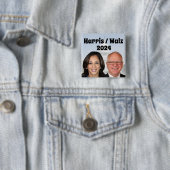 Badge Carré 5 Cm Kamala Harris et Tim Walz 2024 (En situation)