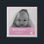 Badge Carré 5 Cm Kitty - pin rose<br><div class="desc">Bouton personnalisable avec photo et informations de naissance. Pois roses et blancs</div>