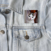 Badge Carré 5 Cm Kitty repéré par blanc (En situation)