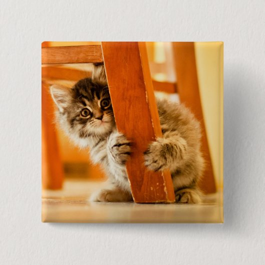 Badge Carré 5 Cm Kitty sous la chaise (Devant)