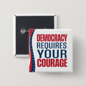Badge Carré 5 Cm La démocratie nécessite un courage | Drapeau | (Devant & derrière)