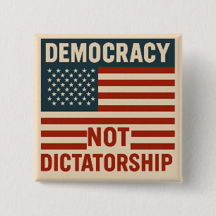 BADGE CARRÉ 5 CM LA DÉMOCRATIE PAS LA DICTATURE