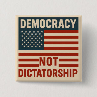 BADGE CARRÉ 5 CM LA DÉMOCRATIE PAS LA DICTATURE