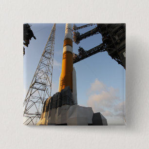 Badge Carré 5 Cm La fusée Delta IV