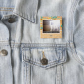 Badge Carré 5 Cm La masse critique Kitty (En situation)