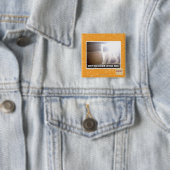 Badge Carré 5 Cm La masse critique Kitty (En situation)