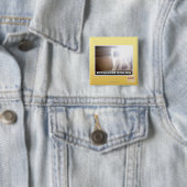 Badge Carré 5 Cm La masse critique Kitty (En situation)