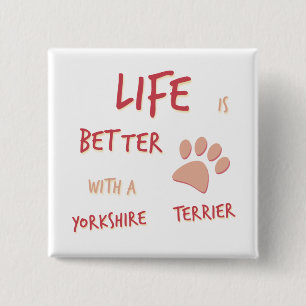 Badge Carré 5 Cm La vie est meilleur Yorkshire Terrier