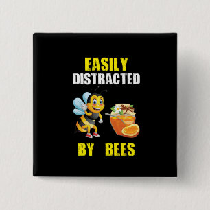 Badge Carré 5 Cm L'Abeille Est Facilement Distrait Par Les Abeilles