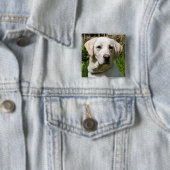 BADGE CARRÉ 5 CM LABRADOR DOG (En situation)