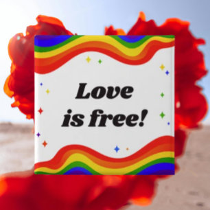 Badge Carré 5 Cm L'amour est libre : bouton de fierté arc-en-ciel