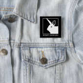 BADGE CARRÉ 5 CM LAPIN APPROUVÉ (En situation)