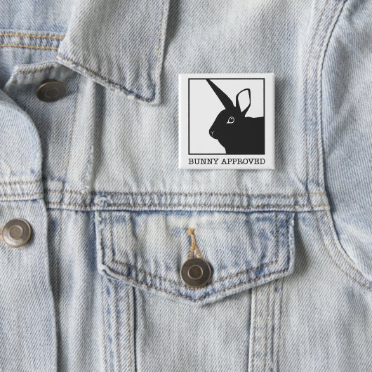 BADGE CARRÉ 5 CM LAPIN APPROUVÉ (En situation)