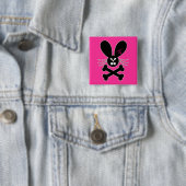 Badge Carré 5 Cm Lapin Émo Maléfique Os de la Croix (En situation)