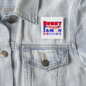 Badge Carré 5 Cm lapin jamon 2028 bouton (En situation)