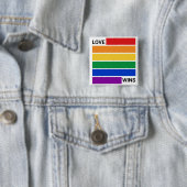 Badge Carré 5 Cm L'arc-en-ciel LGBTQ, l'amour gagne (En situation)