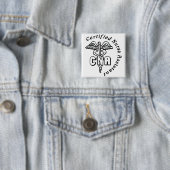 BADGE CARRÉ 5 CM LE CADUCÉE PEUT ASSISTANT D'INFIRMIÈRE CERTIFIÉE (En situation)