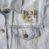 Badge Carré 5 Cm Le chaton monte un vélo (En situation)