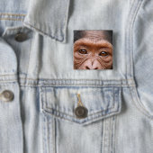 BADGE CARRÉ 5 CM LE CHIMPANZÉ OBSERVE LE BOUTON (En situation)