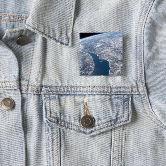 Badge Carré 5 Cm Le Cratère Manicouagan Et Le Saint-Laurent (En situation)