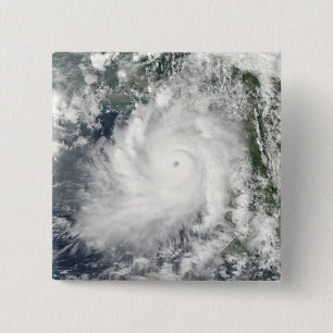 Badge Carré 5 Cm Le cyclone Giri se déplace au-dessus de la Birmani