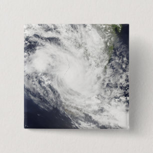 Badge Carré 5 Cm Le cyclone tropical Fami plane au-dessus du